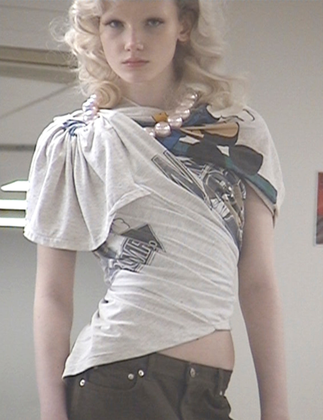 TWISTED NECKLACE T-SHIRT (TWEETY)
